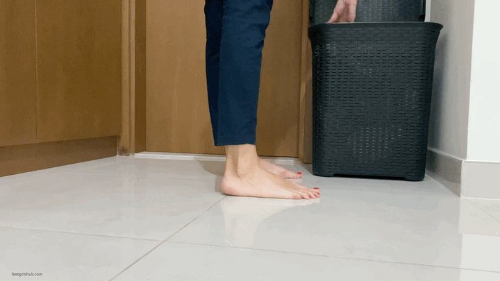 Dollhouse Studio - SMELLY NYLONS AND FUNGUS FEET AT WORK - MOV HD