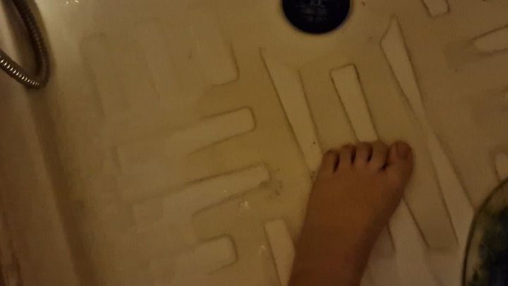 Nicoletta Embassi - Pee dirty feet in the shower 760HD