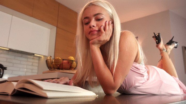 Dominant Femine - The Princess Khaleesi - Reading A Book And Use Her Servant For Dirty Feet - Part 01 - Russian Language - HD 1920x1080