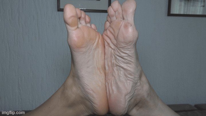 Judas Mistress - milf vs younger girl size foot