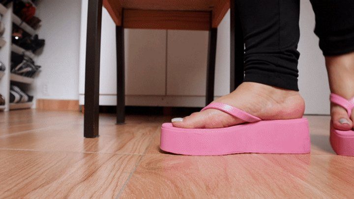 Bbwomanlicious - DOLCE AMARAN shows her perfect wearing pink wedge flip flop and holographic nails FOR MOBILE DEVICE USERS - BBW - BAREFFOT - HOLOGRAPHIC NAILS - WEDGES - FLIP FLOPS - SPANDEX - WRINKLED SOLES -