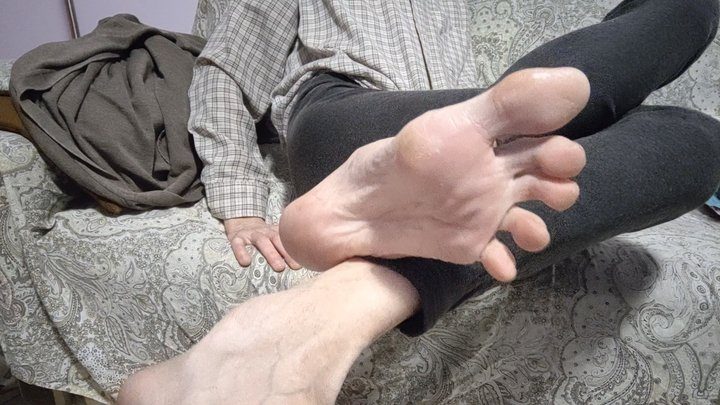 Salvatrix Crucifix - Toe spreading while showing my soles and toes