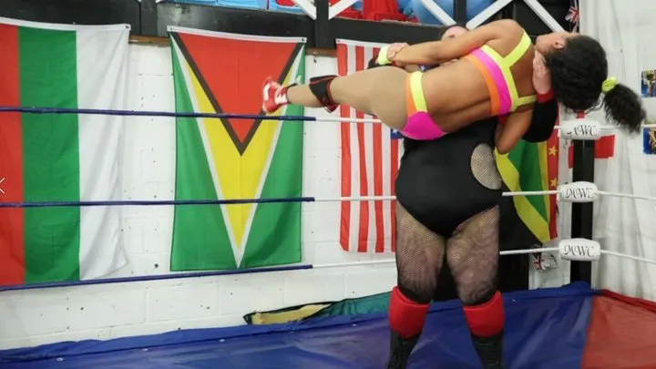 Shiny Pro Ring Girls - Dominita vs Gabriella