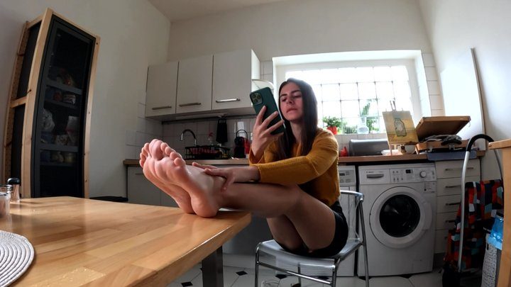 Honeybabe Clipstore - Resting my feet after heels