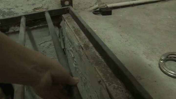 German Jail - annoying foot play in dungeon - mp4 720p