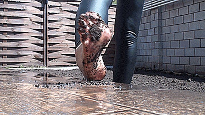 Queen Lusy - Dirty feet in the ground ! (1920x1080 HD) MOV