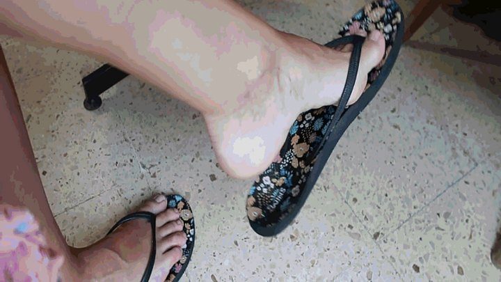 Bonnie And Clyde - Dangling flip flops for the beach AVI(1920*1080)HD