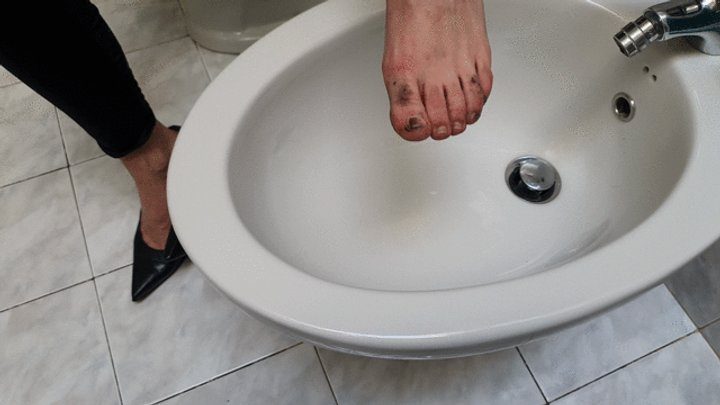 Tiffanysecrets - I wash my feet after walking barefoot on the street, they are so black, filthy and dirty!