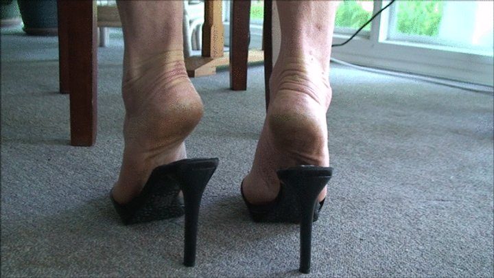 Mongo Big Calves - Pink Fox, her dirty callused feet, the DFM slides