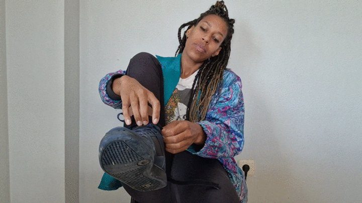 Golden Lace - Paint my soles with your cum