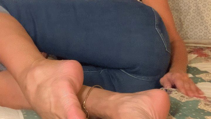 Aariels Foot Fetish Desires - RUBBING SOLES AND PLAYFUL TOES
