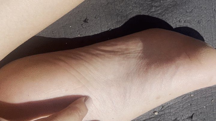 Madame Amie - garden, yoga, dirty feet