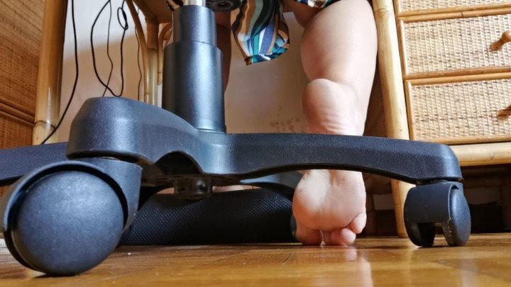 Nicoletta Embassi - Look at my dirty feet for a long time under the desk 1080HD