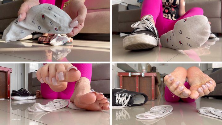 Goddess Grazi Only - Wearing stinky socks from more than a month of traveling around Europe - Goddess Grazi (MP4-HD 1080p)