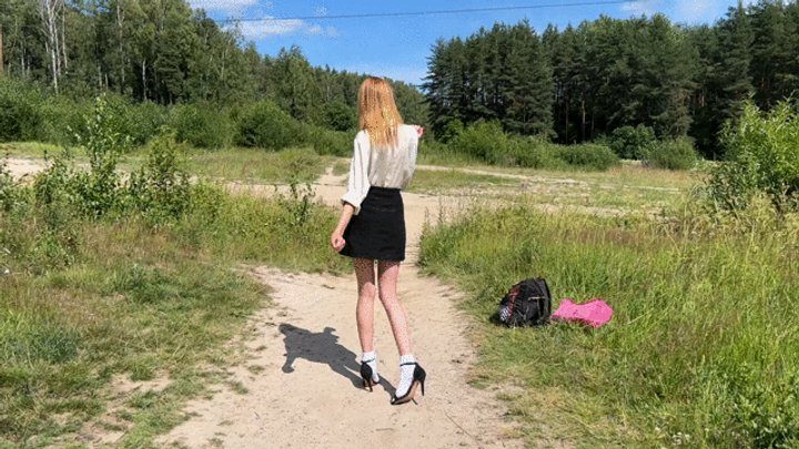Housebeautyheels - Girl in high heeled sandals and snow-white socks walk on mud and change her dirty socks on white 3 times