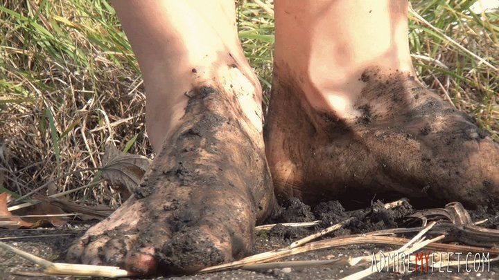 Admire My Feet - Naughty girl Titi gets her feet dirty (4K)