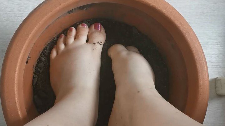 Saturdaytoes - Planting My Feet (And Rubbing Dirt)