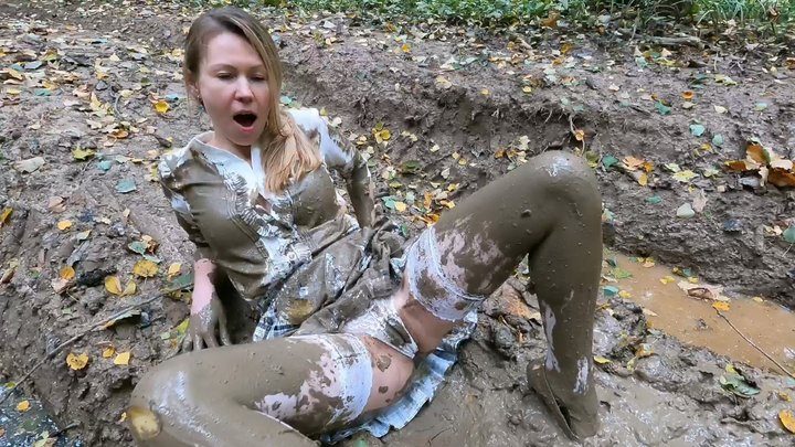 Emily's Clip Store - HOT AUTUMN PREMIERE: Lost muddy schoolgirl masturbates her pussy in deep mud