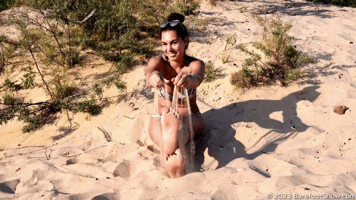 Barefoot Show - Beautiful Olivia shows off her huge feet on a public beach (Part 1 of 2)