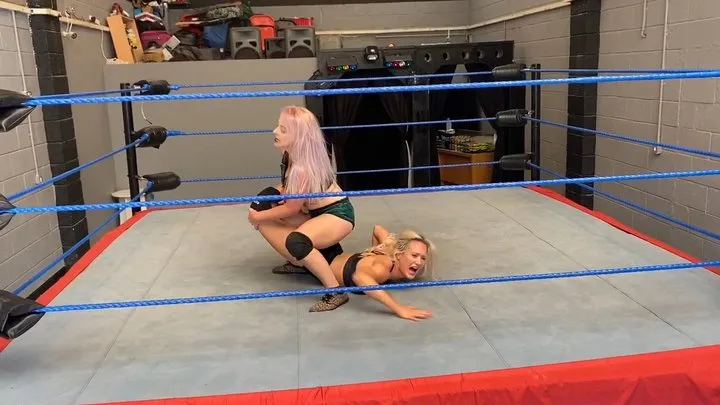 Bad Girls Wrestling - Submission grappling back and forth match