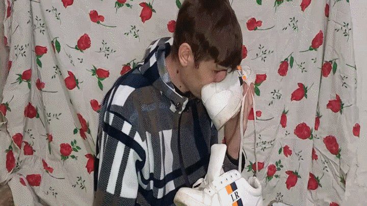 Appetizing Crumpet - The boy loves the smell of men's shoes WMV
