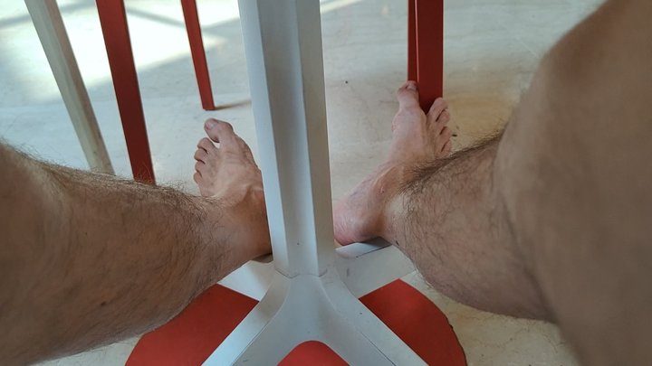 Salvatrix Crucifix - Long and skinny feet footplaying at the mall