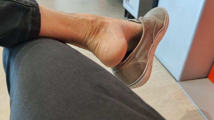 Salvatrix Crucifix - Worn shoes heelpopping in the waiting room