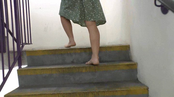 Barefootcityexperience - Zoe Barefoot Stroll thru car park