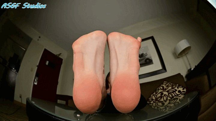 Amateur Soles Giantess And Footjobs - Strawberry wrinkles her big soles! - MOV
