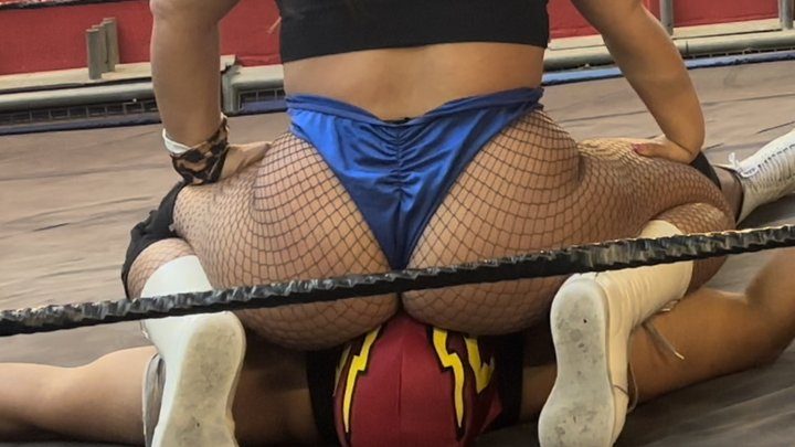 Mixed Wrestling Uk - taking selfies whilst chest / face sitting