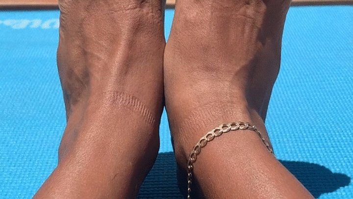 Queen Yessenias Feet - Natural Nails In the Sun