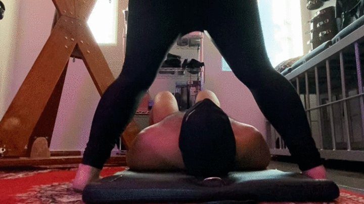 Hoodmans Hijinks - Mistress Xena's Facesitting workout