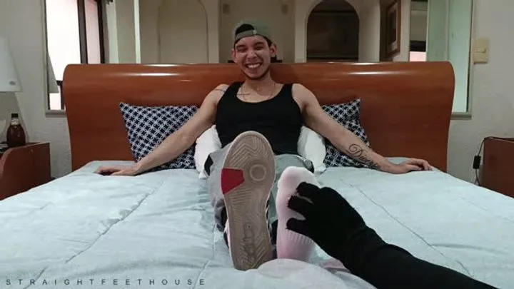 Straightfeethouse - COSQUILLAS EN LOS PIES A ANGEL BROWN