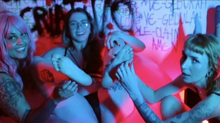 Evol Feet - Lesbian Threesome loves to Tickle & Foot Worship