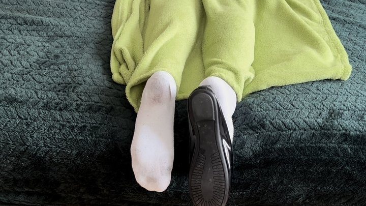 Dollhouse Studio - KIRA SOCK PLAY ON THE BED DIRTY WHITE NYLON FEET - MP4 HD