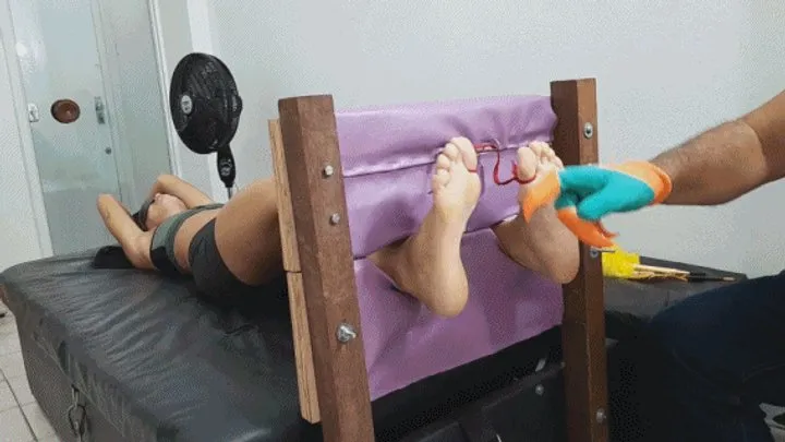Tropical Foot Fetish Videos - Mariana in stop, please ! i am very ticklish today !