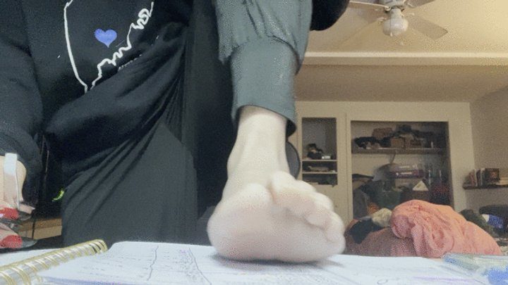Lilithandlace - Feet On the Desk, Toe Nail Clipping - Hammer Toes, Spreading, Skinny Feet