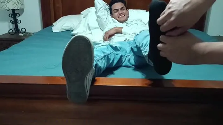 Straightfeethouse - HECTOR EN SU PRIMER VIDEO DE COSQUILLAS