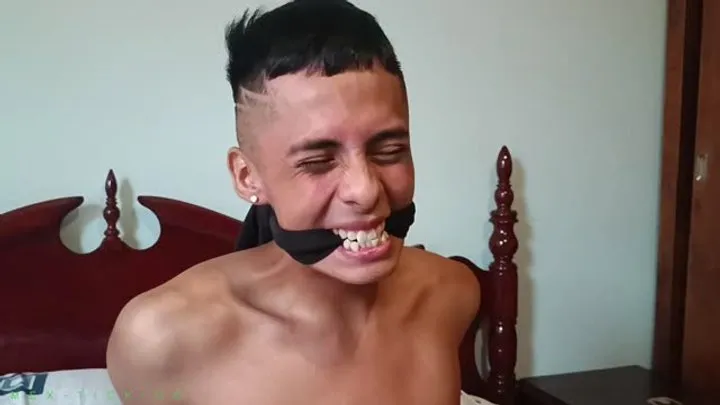 Mex-tick-oo - ALEJANDRO HACE COSQUILLAS A OSKII