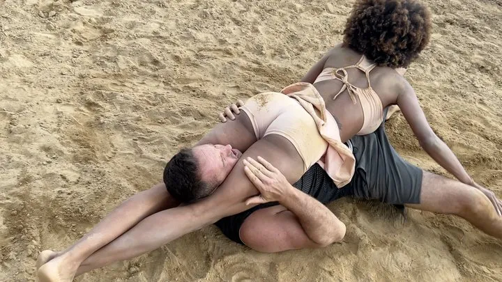 Kink Sports - Sand Mixed Scissor Wrestling Escape Match - Yesenia vs Kevin