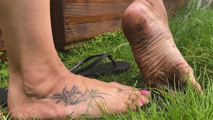 Feetwonderspublic - FeetWondersPublic flip flops and muddy feet OUTDOORS