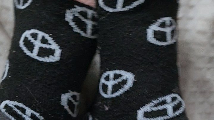 Nicole Nasty Feet - Unveiling my stinky, dry, cracked feet for you!