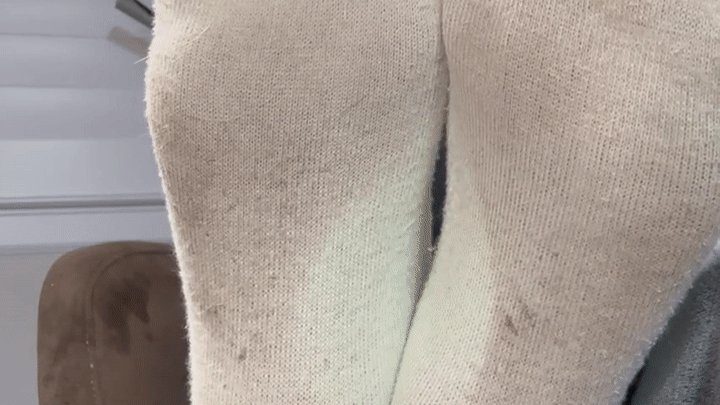 Goddess Alya Reign - Muddy Sock JOI 2 - Goddess Alya is in the mood to play in this sexy clip featuring muddy socks, moans, a cum countdown, dirty feet, and more