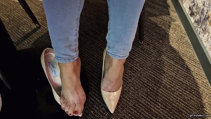 Helenas Feet High Heels Tights Legs - the milf has her shoe stolen from under the table HD mp4 1920x1080
