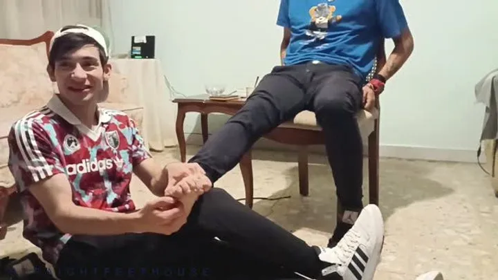 Straightfeethouse - ANDREWS HACE COSQUILLAS A CARLO