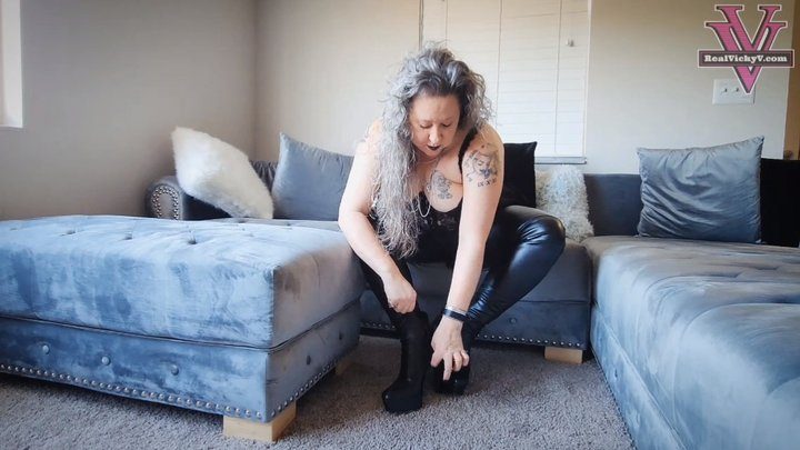 Worship Goddess Vicky And Friends - Smelly sock worship humiliation session with Phoenix- 1080p