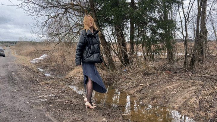 Housebeautyheels - girl in high-heeled shoes walks along a wet and dirty road, dirtying her shoes and stockingsR