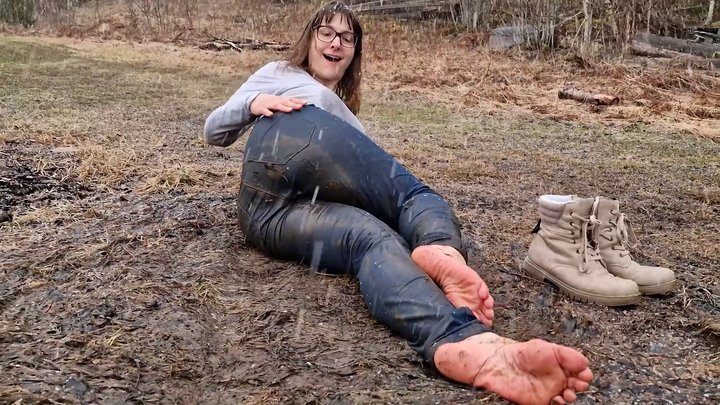 Come Play With Sarah Michelle - Sarah's Wet, Dirty Jeans and Feet - 720p MP4