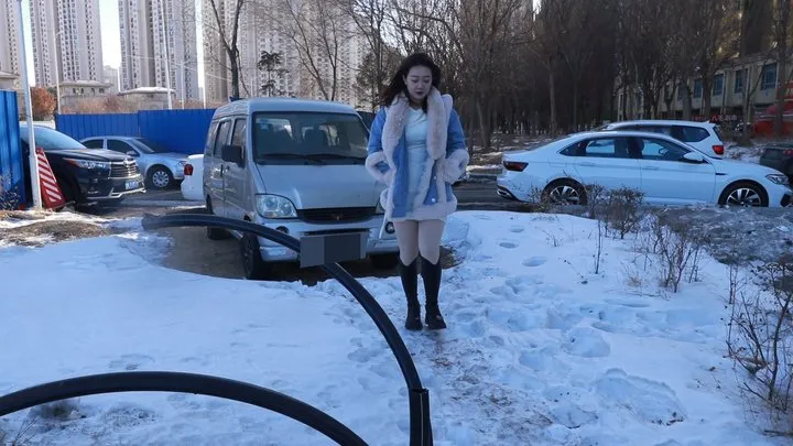 Cgbf - Chinese girl tickles outdoors in winter when it's too cold