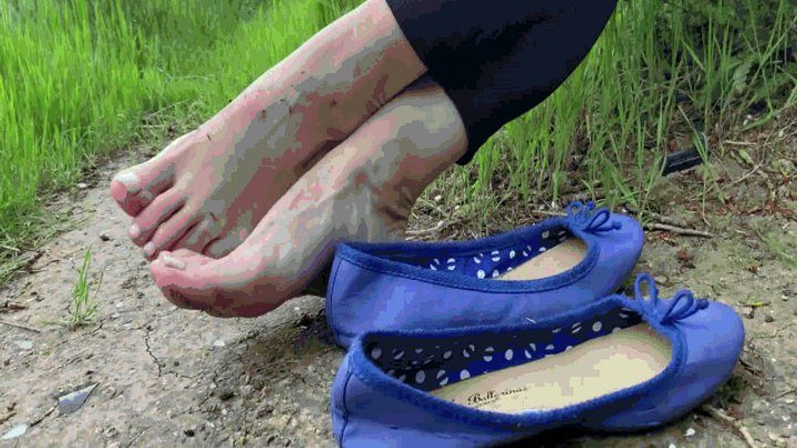 Jeanette And Alex - Rainy walk in blue ballet shoes WMV